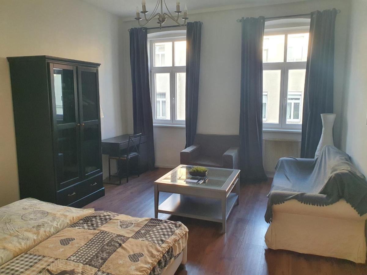 Spacious Apartment Near The Center Wina Bagian luar foto